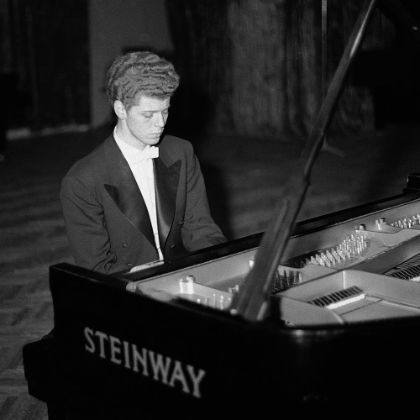 https://www.steinway.com/zh_CN/news/features/an-unforeseen-ambassador-van-cliburn