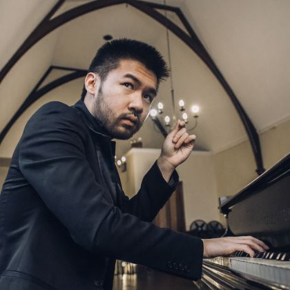 https://www.steinway.com/zh_CN/news/features/juxtaposition-conrad-tao-on-curating-and-composing